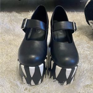 Sugar Thrillz platforms